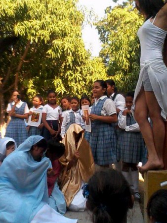 Alumnas del 11-3 interpretando el viacrucis